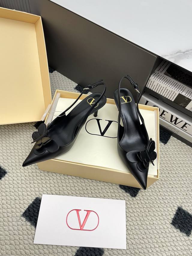 Valentino 巴黎时装周 2025新款华伦天奴中跟凉鞋 Valentino华伦天奴源于意大利的时装品牌, ,融合意大利手工艺和现代美感,演绎全新时尚魅力