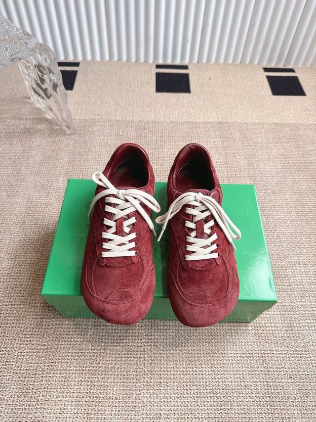 女 男390Bottega Veneta 葆蝶家火爆新款运动鞋休闲鞋徳训鞋 Bv 90年代复古风格为灵感，鞋面选用网纱面料，呼应品牌标志性Intrecciato