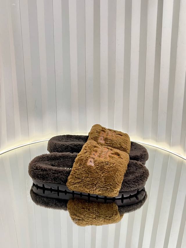 普拉达 Prada秋冬毛毛拖鞋系列 对原版工艺 每个款式，颜色都很赞！！集舒适 可爱 时尚 高雅 百搭 ，羊毛舒适柔软，唤醒秋冬暖意。让您从早到晚舒适踱步。搭配