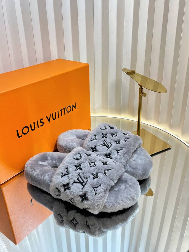 Louis Vuitton 2025 新款羊毛拖鞋细柔软羊毛 頂级品质纯皮毛一体直毛打造！超温暖的感觉，穿上仿佛踩在云朵上Lv经典老花装饰，精致高级！让这双毛拖