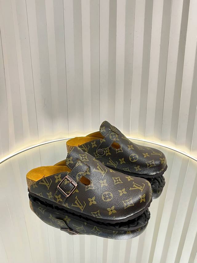 女 男 顶级版本 Louis Vuitton × Birkenstock联名合作款Boston包头软底拖鞋Lv 勃肯穆勒拖鞋 万年经典勃肯软底拖鞋强势推出，一个