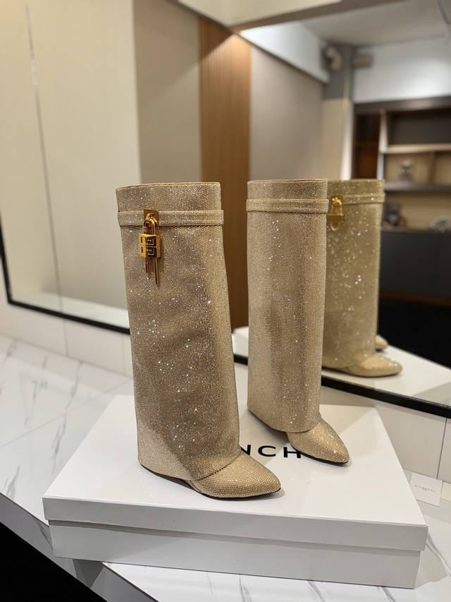 专柜正品级定制版本 Givenchy0 新款小奥钻高跟长靴，市面最高版本 纪梵希 锁扣 满钻五万多颗 风靡整个时尚圈 原版开发鞋型超级正 最高还原度鞋型 包裹性