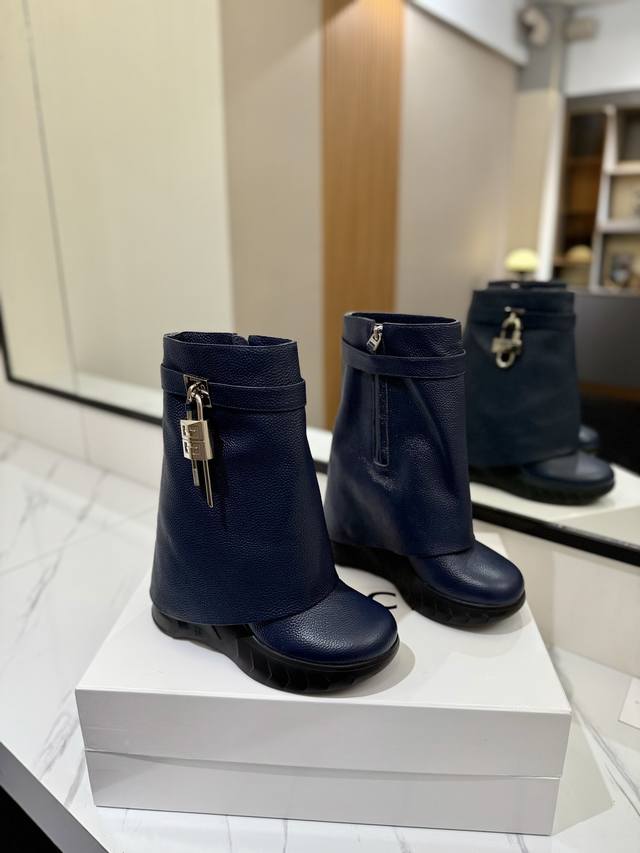 Givenchy纪梵希 新款坡跟增高显瘦鲨鱼靴 风靡时尚圈的裤腿靴，非纪梵希莫属 堪称裤腿靴开山鼻祖，增高，显瘦 经典版型一再升级，全真皮制作 正品开模，重金打