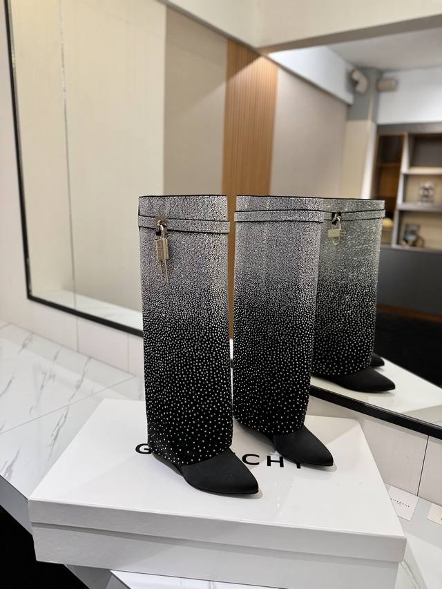 专柜正品级定制版本 Givenchy0 新款小奥钻高跟长靴，市面最高版本 纪梵希 锁扣 满钻五万多颗 风靡整个时尚圈 原版开发鞋型超级正 最高还原度鞋型 包裹性