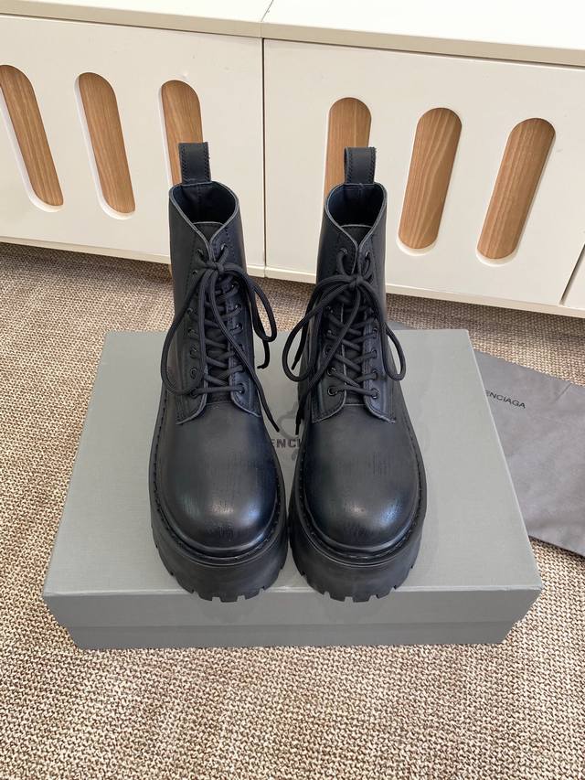 Balenciaga巴黎世家25新品 Strike女士厚底短靴 雾化做旧效果短靴 鞋跟后饰以Bb标识压纹 鞋面做旧抛光处理，质感上乘，光泽内敛却又奢华尽显，脚感