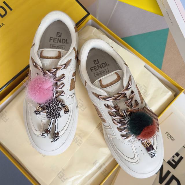 顶级版本：女款 Fendi芬迪 厚底Match系列 小玩偶 休闲 运动鞋 原版购入开发 做货 原版购入开发 做货 这款Fendi Match系带运动鞋。白色皮革