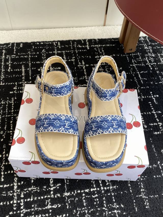 代购级 Louis Vitiaton New Arrival～Lv春夏厚底漆皮水台凉鞋.单宁色搭配的牛皮铆钉材质，性感舒适，拉满了夏日美鞋能给的满分情绪价值.凉