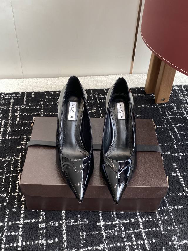 代购级 Alaia 25Ss早春新款 穿上就会心动的尖头高跟鞋 透明设计超显腿长 Alaia爱心高跟鞋 爱心的设计简直就是会俘获每个女人的少女心 材质显高显细