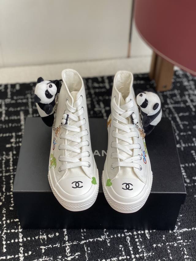 代购级低帮300 高帮 Chanel小香2025Ss最新休闲鞋，目前超级流行的帆布鞋 网红明星小红书狂追热推 发售蠢萌可爱的造型带了点复古味！ 造型特殊，很有辨