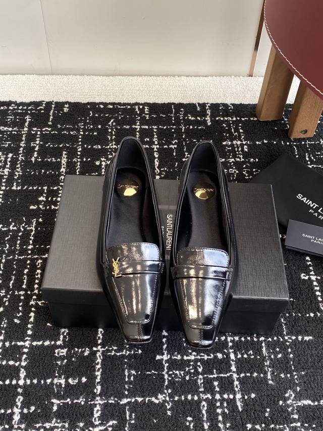 代购级真丝390 牛油皮 Saint Laurent 圣罗兰 25 Ss秋冬平底秋冬单鞋 宝藏时髦单品 众多明星超模追捧，Ysl家设计流露隽永摩登的香调，赋予新