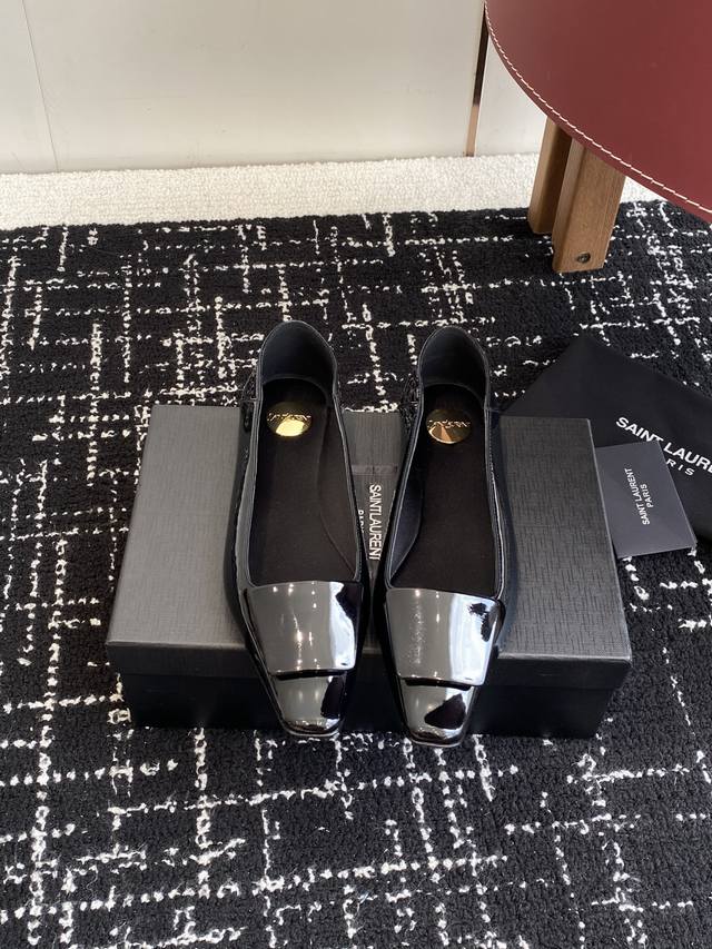 代购级 Saint Laurent 圣罗兰 25 Ss秋冬平底秋冬单鞋 宝藏时髦单品 众多明星超模追捧，Ysl家设计流露隽永摩登的香调，赋予新季一些浪漫主义！