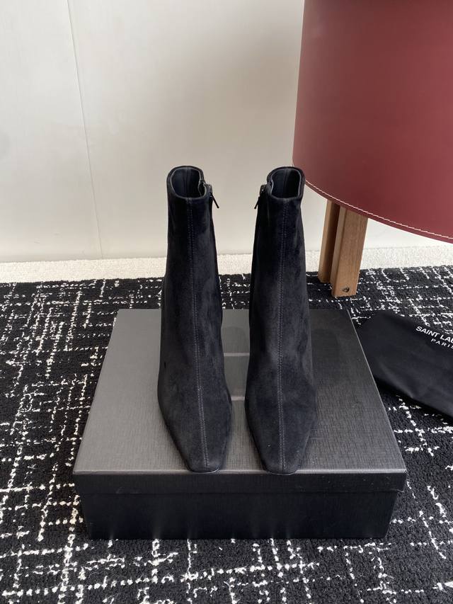代购级麂皮 牛皮390 Saint Laurent 圣罗兰 25Ss秋冬新款 侧拉链 高跟 短靴靴 整个鞋非常的简约大气 小方头更加的精致时髦 可以看到我们靴子