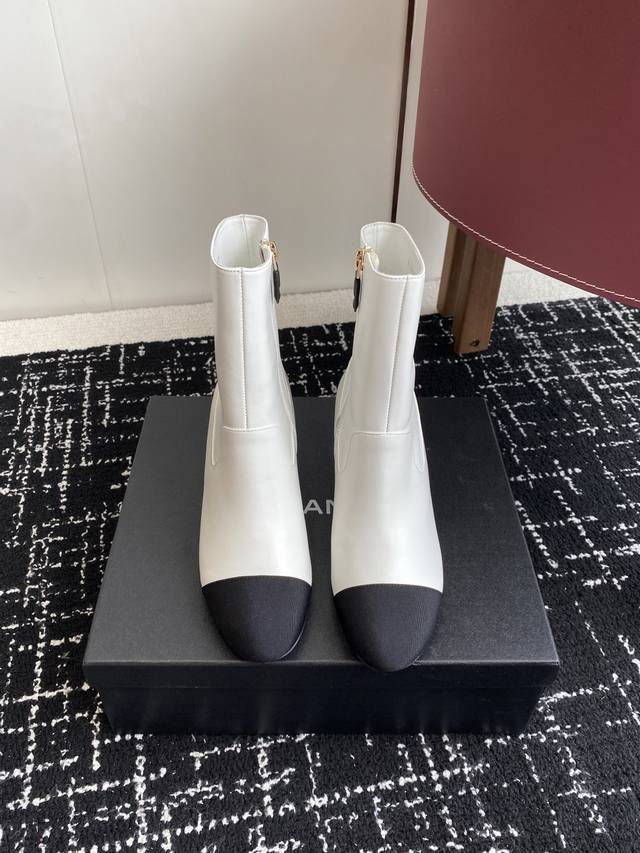 代购级 Chanel 香奈儿 25Ss 秋冬新品 圆头钻跟 短靴 适合一切脚型，显瘦百搭～经典版型搭配组合营造出了很强烈的高级感 上脚非常精致 俏皮 而且很显女