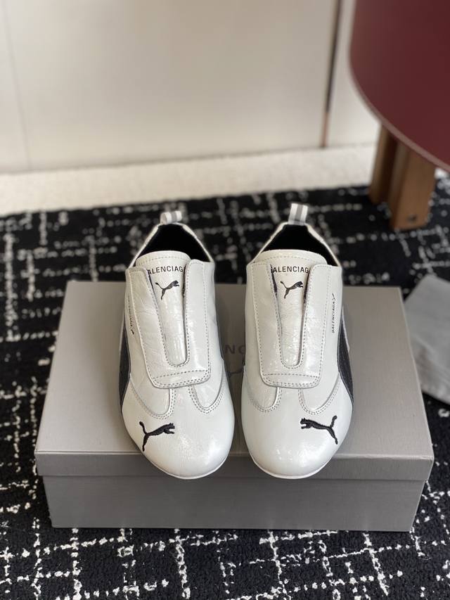 代购级 彪马 Puma Ultrasoft Speedcats 情侣款运动鞋采用柔软且无固定结构的鞋面，该设计源自巴黎世家 Balenciaga 2025年春夏