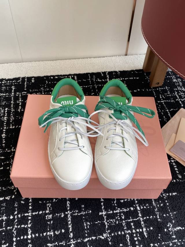 代购级 Miu Miu 25Ss 缪缪厚底饼干底 25Ss 春夏新款英伦风系带 小白鞋 休闲鞋 Miumiu秀场适当独一无二的擦色工艺工艺来自Miu Miu系列