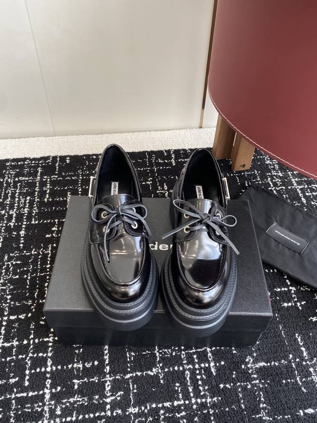 代购级 Alexander Wang Aw Carter Jennie 大王这双厚底乐福鞋好绝，同款乐福鞋来自压力山大王 Haileybieber撞鞋！ 新款相