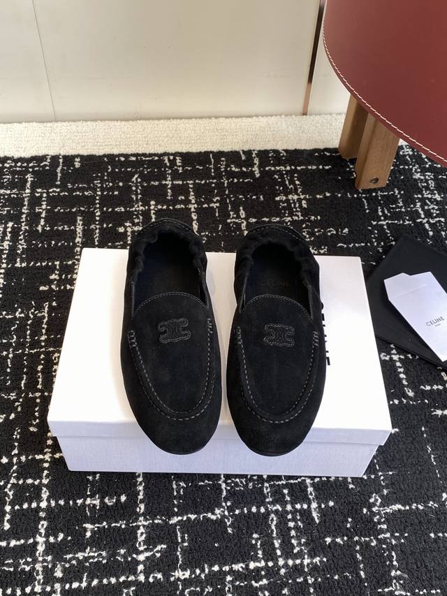 代购级 Celine 25Ss 新款 一脚蹬 超级舒适 乐福鞋 今年必须要入手一双Celine乐福鞋 ，复古风经典款 超级百搭 简单大气 经典的一脚蹬设计 简约
