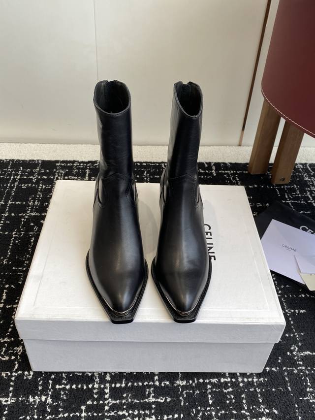 代购级麂皮520 牛皮 Celine 赛琳 25Ss秋冬新品 复古粗跟 切尔西 尖头 铁扣短靴 塞琳这一季好看的款式真的是很多 比如这款军靴就很机车风 重点夸夸