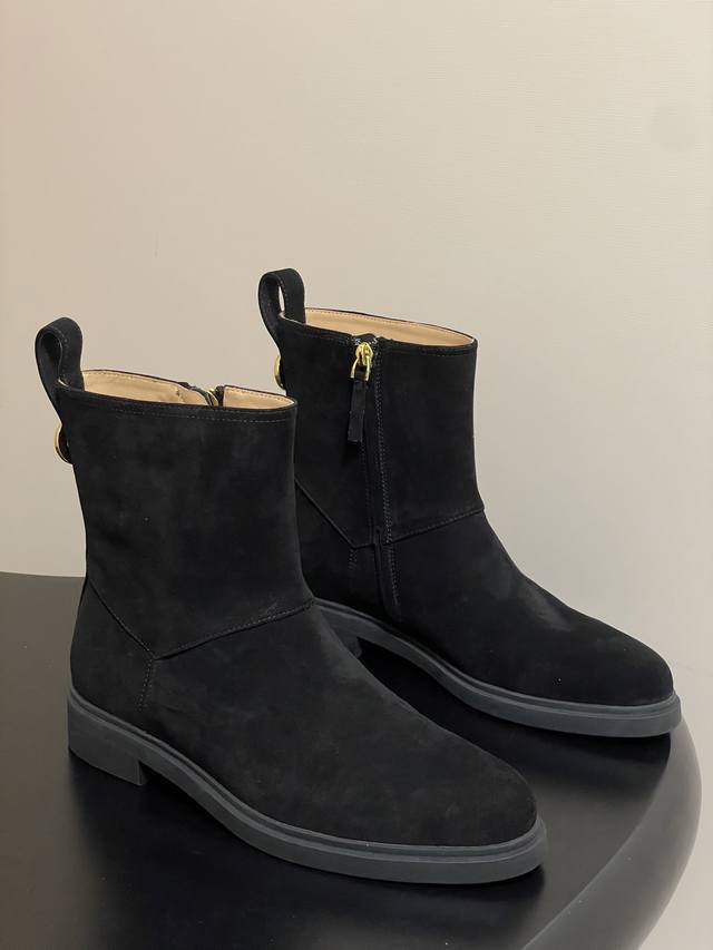 Loro Piana 诺悠翩雅 Lp70S秋冬新款 Kilda踝靴绒面侧拉链短靴 这款标志性踝靴采用绒面羊皮材质，赋予其质朴而独特的复古美感。休闲而精致的款式既