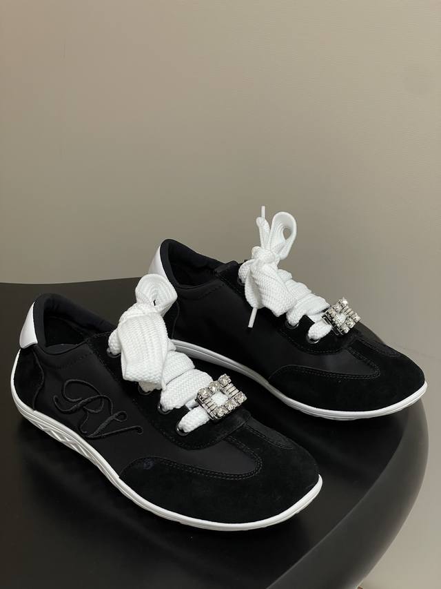 顶级品质 2025早秋新款 Roger Vivier 罗杰维维亚 Rv Viv Low绒面皮革休闲鞋钻扣休闲鞋小方扣德训鞋 新款Viv Low运动休闲鞋以前面的