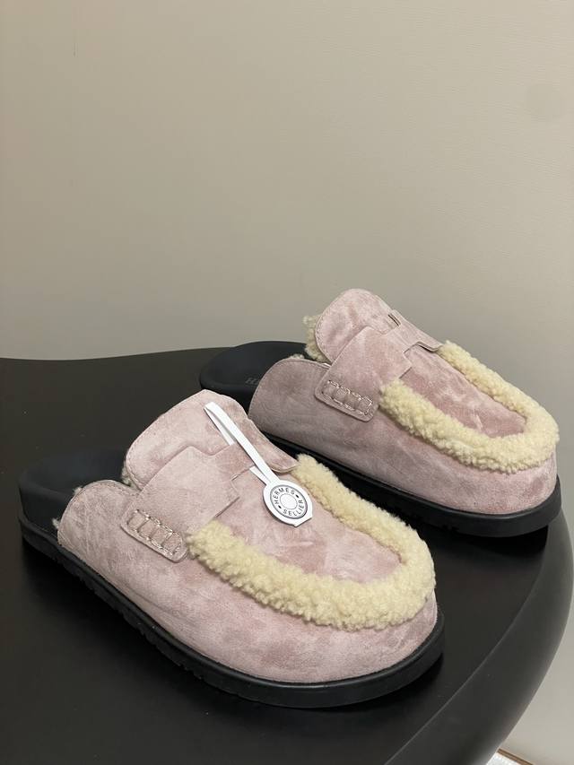 顶级品质 Hermes 爱马仕 H家 Go穆勒鞋系列 经典款二舅拖鞋穆勒羊毛半拖鞋休闲懒人鞋勃肯毛拖鞋 这双鞋子融合了奢华、休闲与时尚等多种风格元素。爱马仕的品