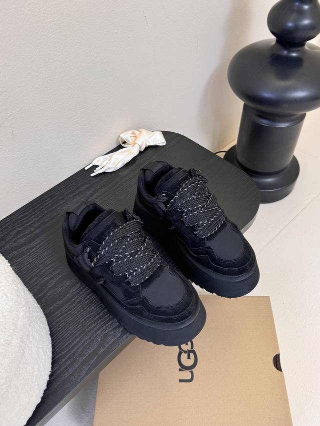 真毛里20 Ugg秋冬新款厚底休闲鞋 作为的领军品牌，这双新款同样延续了其一贯的舒适理念，穿在脚上轻盈自在，仿佛踩在了云朵上一般。 而且，它的鞋底采用Eva材质