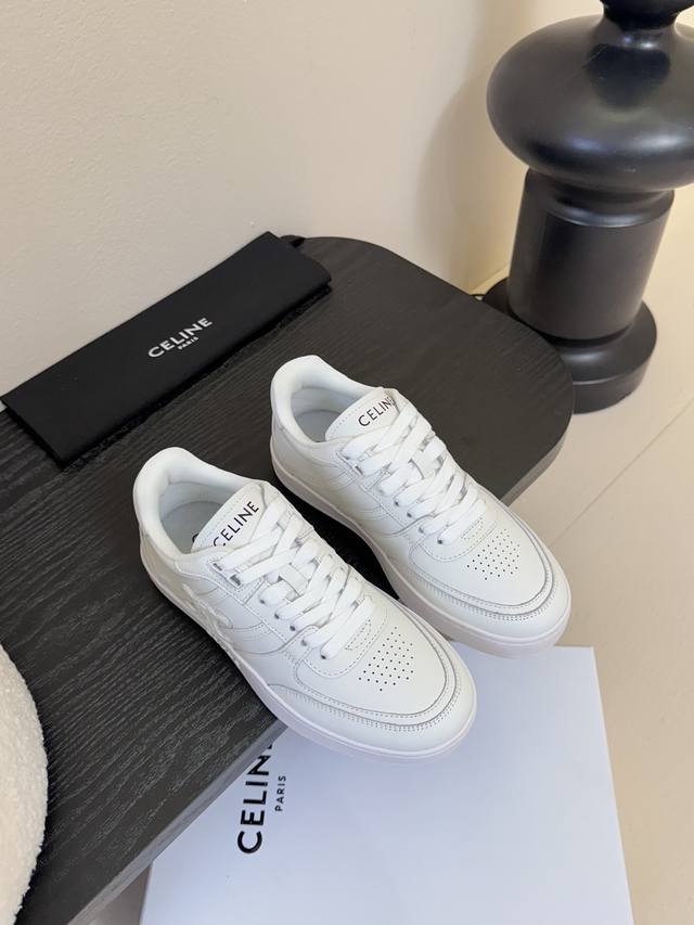 薄底 Celine思琳赛琳Celine Runner Cr-03运动鞋鞋舌和鞋后帮饰有Celine标志运动鞋侧面凹印Cr-03字样 鞋后帮和侧面压印Celine