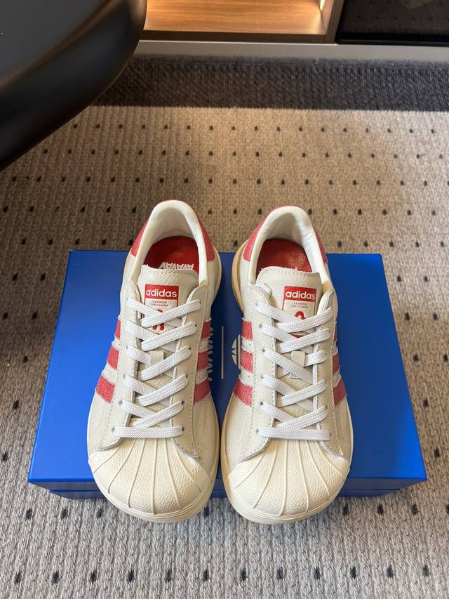 Adidas 联名 Avavav 25Ss 贝壳头 滑板鞋 不同于上次联名，这次直接在贝壳头本体上加大加宽，成为了时尚完全体“方头贝壳头”，把时装属性和运动潮流