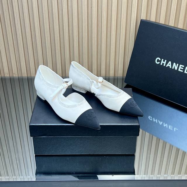 高版本 早秋新款Chanel 香奈儿小香风平底鞋尖头水钻玛丽珍单鞋 香奶奶家一贯的优雅名媛气质 高级感十足！上脚非常Nice～不管光脚穿或搭配裙装、裤装、都非常
