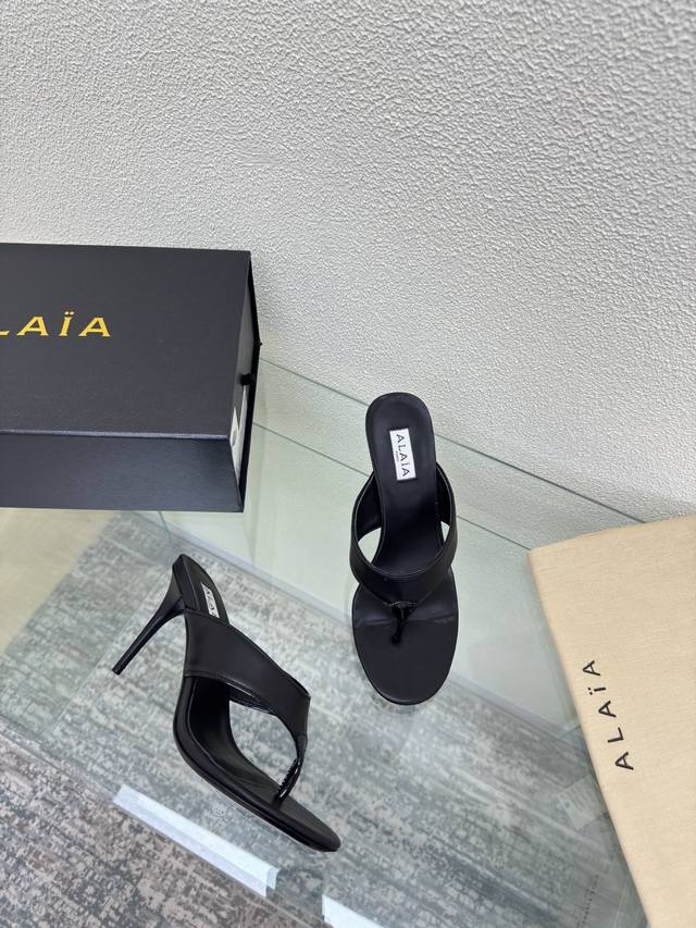 高跟 人字拖 Alaia 拖鞋来自巴黎 黑色牛皮 搭配牛漆皮点缀 一见倾心 经典 高级 经典 阿莱娅还有另外性感的一面 配上不同款式，不同风格都能轻松驾驭，无论