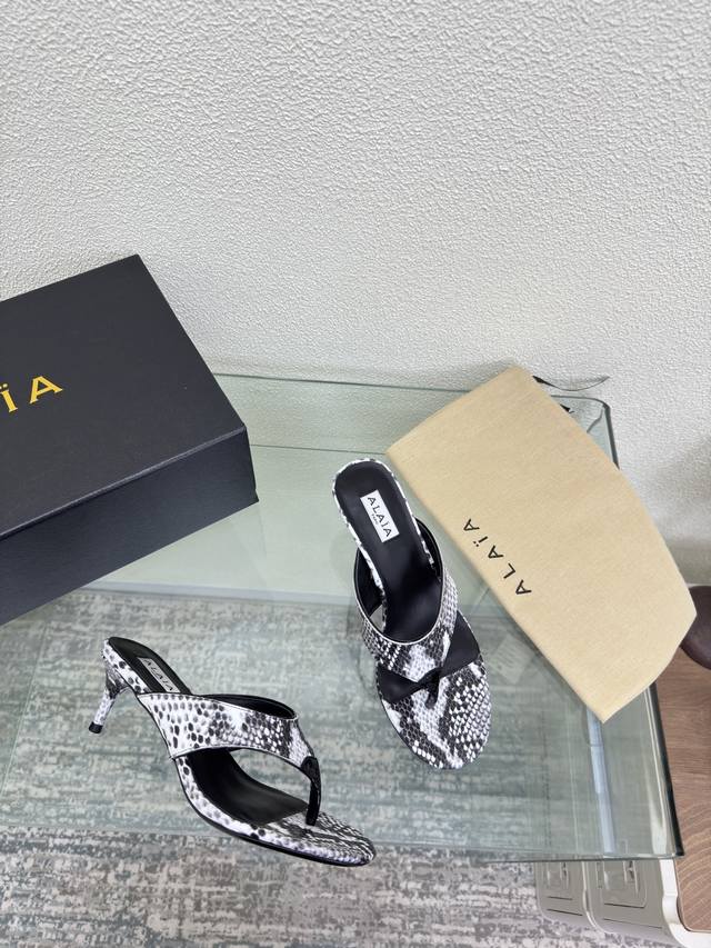 中跟 人字拖 Alaia 拖鞋来自巴黎 蛇纹牛皮 搭配牛漆皮点缀 一见倾心 经典 高级 经典 阿莱娅还有另外性感的一面 配上不同款式，不同风格都能轻松驾驭，无论