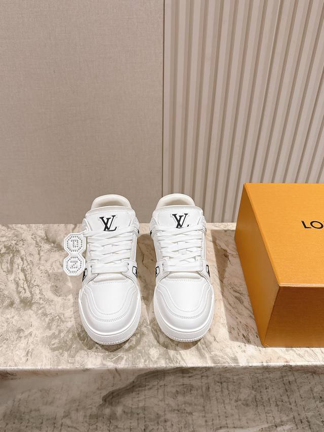 情侣款 男10必备！ Lv代购级新色现货供应！经典驴家全系列！Lvtrainer Pvc 运动鞋, 每个款式配色都很赞！Trainer的脚感真的非常不错，惊喜满