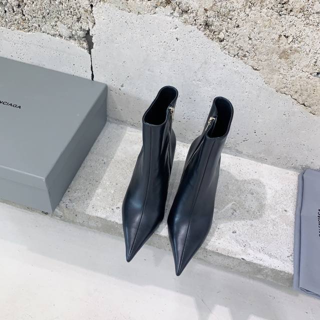 Balenciaga* 秋冬新款尖头靴Ins的博主和各大杂志时尚编辑都人手一双叛逆朋克，Bad Girl的梦中情靴原版1:1订制小牛皮面料，羊皮内里，意大利进口