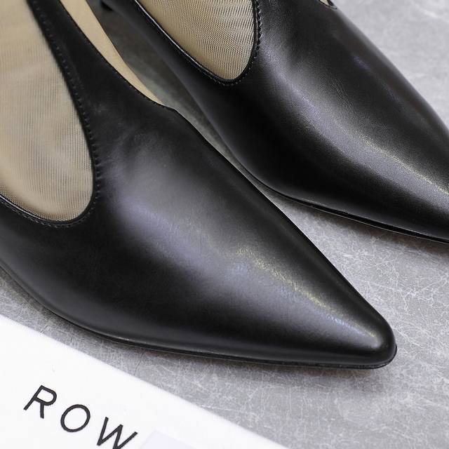 高品质小众潮牌The Row25春夏法式复古简易风 网纱猫跟凉靴 复古气质女王 整个鞋型简约大气，很干净利落又好搭配！日常穿搭、约会聚会等也能轻松驾驭！ 穿上很