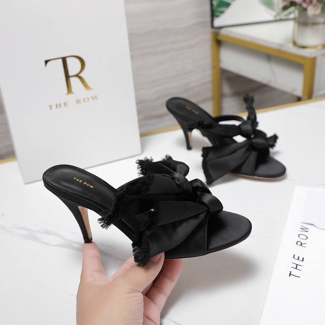 The Row 小众潮牌 25Ss春夏新款 简易 圆头 猫跟鞋 高跟凉拖鞋 这款极简风格高跟甄选真丝制成，采用蝴蝶结设计，简洁优雅、长裙伴侣、可盐可甜！ 出色的