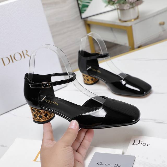 代购版本 Dior Ss24迪奥 新品｜ 玛丽珍中空凉鞋 Cd家这一季的玛丽珍别具一格，优雅气质～ 上脚超好看 ，柔软舒适日常高频搭配单品！ 材料与工艺： 原版