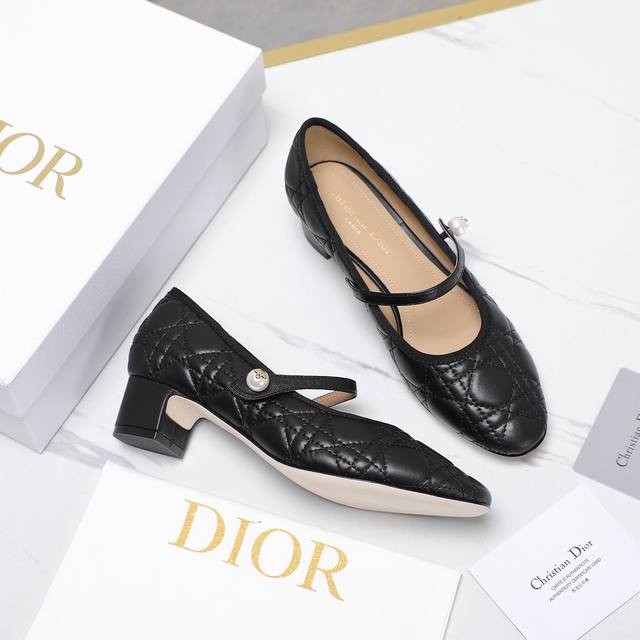 出厂 迪奥 Dior 春夏高定系列新款 D-Ramour 标志性电绣藤格纹低跟芭蕾舞女鞋 Cd字母Logo珍珠扣粗跟蝴蝶结单鞋 面料：进口混种小牛皮 内里：定制