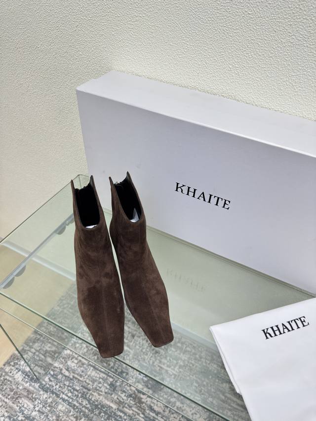 扁头中跟靴 系列 Khaite 短靴 小牛皮 前卫、锋利和无畏的设计，让Khaite近年响亮时尚界。 2016年由设计师Catherine Holstein创立