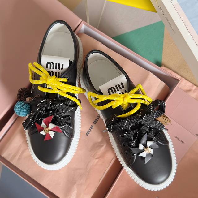 顶级版本：女款 Miumiu缪缪 最新款 魔术贴 帆布 厚底 饼干鞋 休闲 运动鞋 原版购入开发 做货 隽永丹宁汲取迷人Miu Miu风格，造就新款运动鞋。鞋舌