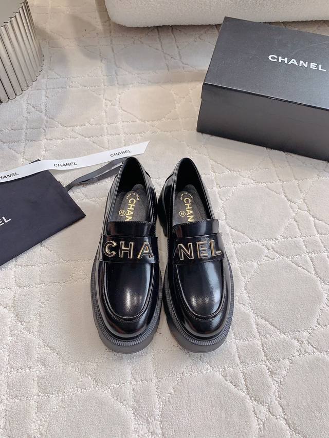 Chane*新款厚底乐福鞋 这款也太经典太好看啦 字母Logo装饰一点也不夸张 反而很有高级感 原版开模的五金扣太有质感啦 厚底设计上脚显得腿又细又长 效果绝绝