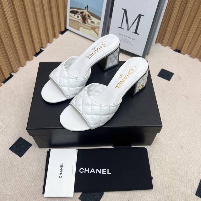 厂价 Chane* ｜小香24P新品蝴蝶结拖鞋 颜色很夏天不说款式真的很经典 这款拖鞋上脚真的是美到爆好吗！ 面料采用进口羊皮 特殊布料 内里和垫脚采用羊皮 意