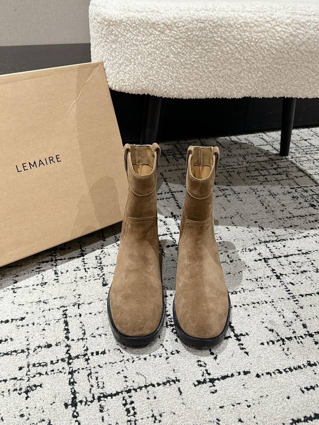 Lemaire 25 秋冬 方头一脚蹬平跟短靴 一双高级又实用的靴子用这种随意又慵懒的方式表达出来，我真的超级喜欢呀，极简随意，低调有品，处处散发着迷人的气质