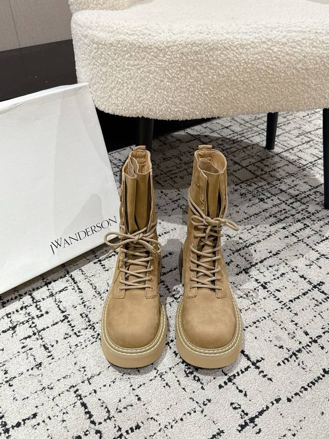 Jw Anderson 25 秋冬新款松糕厚底马丁靴短靴 英国小众品牌独特而不夸张的设计、不易撞款、每款鞋子都足以引领潮流、个性是J.W.的重要标示注入摩登基因