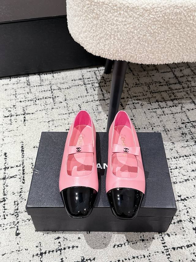 顶级版本 Chanel 25 New Arrival～小香2025春夏新款玛丽珍 平底鞋 经典版型，小圆头搭配蝴蝶结+双C扣饰， 满满的小香风～穿上妥妥的小公主