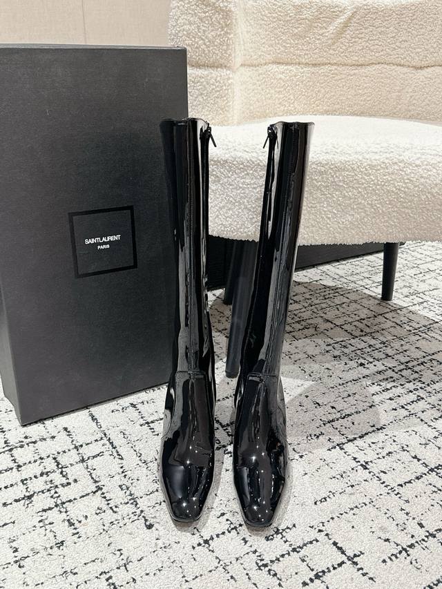 Saint Laurent Ysl圣罗兰 25 方形方头高跟 长靴 Ysl这款靴子的设计亮点在于其独特的方形尖鞋头，强烈的视觉冲击力为您带来更多魅力气场。设计犹