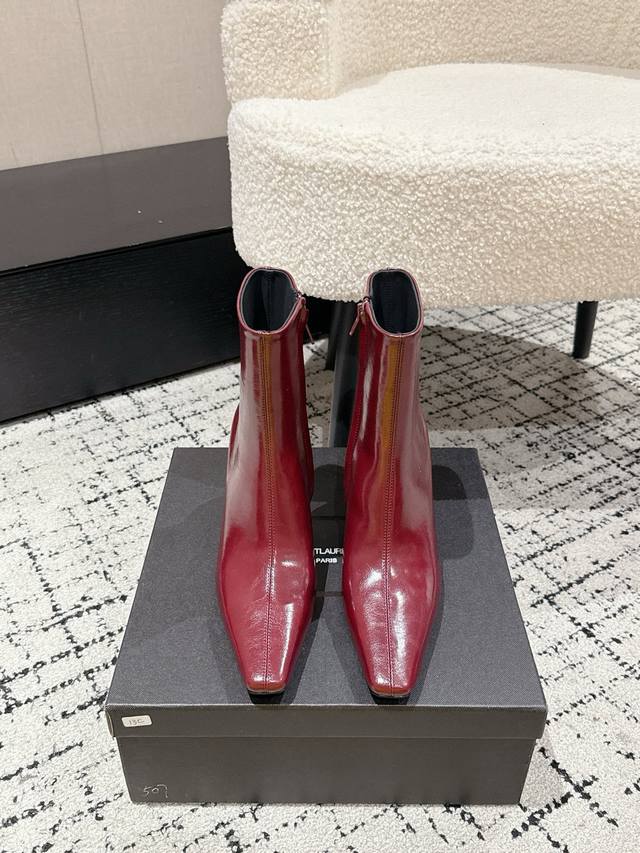 Saint Laurent Ysl圣罗兰 25 方形尖头高跟靴子 Ysl这款靴子的设计亮点在于其独特的方形尖鞋头，强烈的视觉冲击力为您带来更多魅力气场。设计犹如