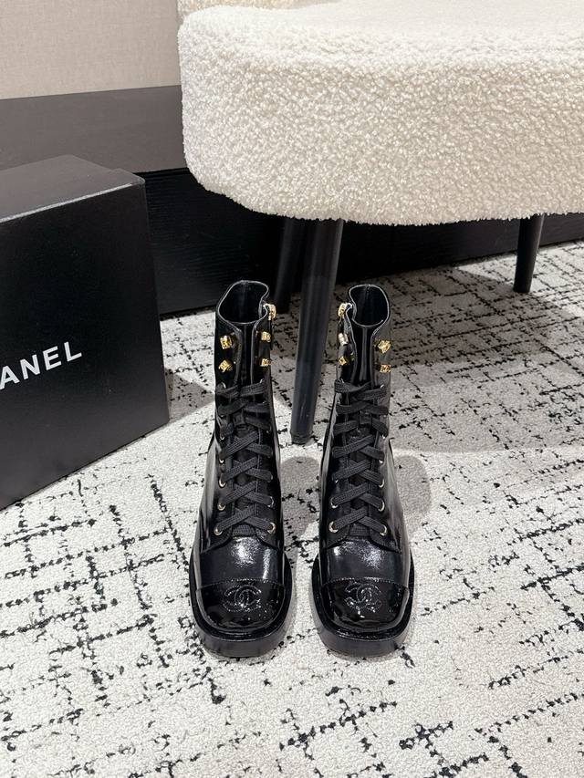 Chanel 香奈儿 25 秋冬新品厚底粗跟 马丁靴 短靴 这双靴子注定是秋冬最让人惊艳的时髦符号 鞋头电绣双C标志低调闪耀 彰显品牌基因 既有辨识度又不张扬