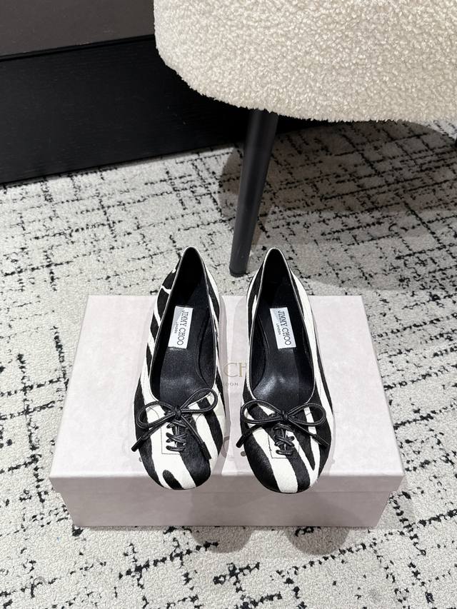 Jimmy Choo 吉米周 25 新款简约蝴蝶结系带玛丽珍平底 单鞋 原版套楦，完美的线条，简约大气上脚显气质粗跟舒适百搭，还能拉长双腿显高显瘦显腿长，Jc最