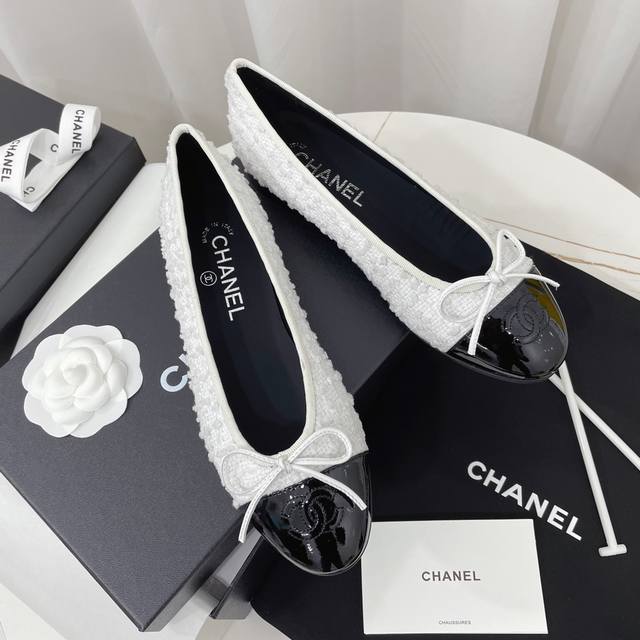 Chanel 经典拼色芭蕾鞋 时尚走秀款M多年过去，依旧吸粉 拼接色混搭，蝴蝶结点缀，演绎时尚！怎么搭怎么好看系列！ 原版定制原木色真皮大底，1.5Cm方跟，进