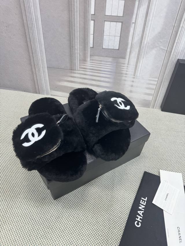 Chanel新色羊毛拖鞋頂级品质纯皮毛一体羔羊毛打造！米超温暖的感觉，穿上仿佛踩在云朵上经典老花装饰，精致高级！让这双毛拖身价陡增！鞋底是原版开模的防滑橡胶大底